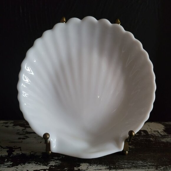 Vtg Milk Glass Shell Seashell Serving Dish, Trinket Dish, Candy Dish, Pin Tray - Picture 1 of 4